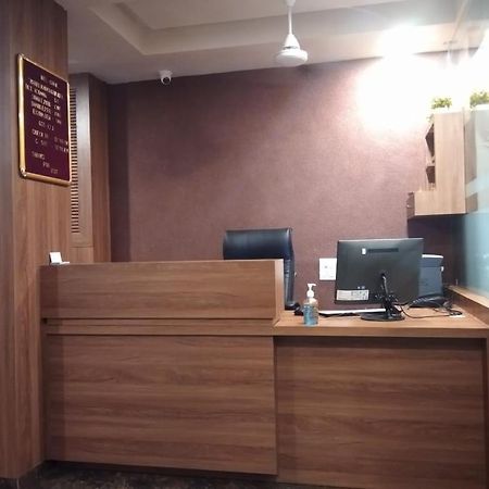 Hotel Radha Krishna Anand Bagian luar foto