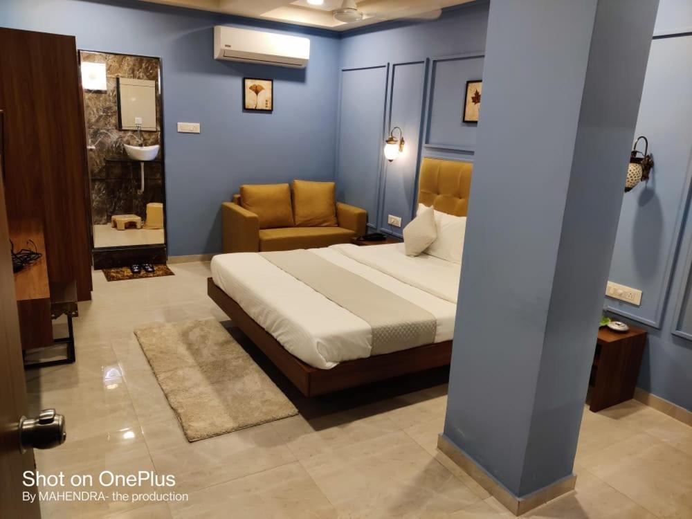 Hotel Radha Krishna Anand Bagian luar foto