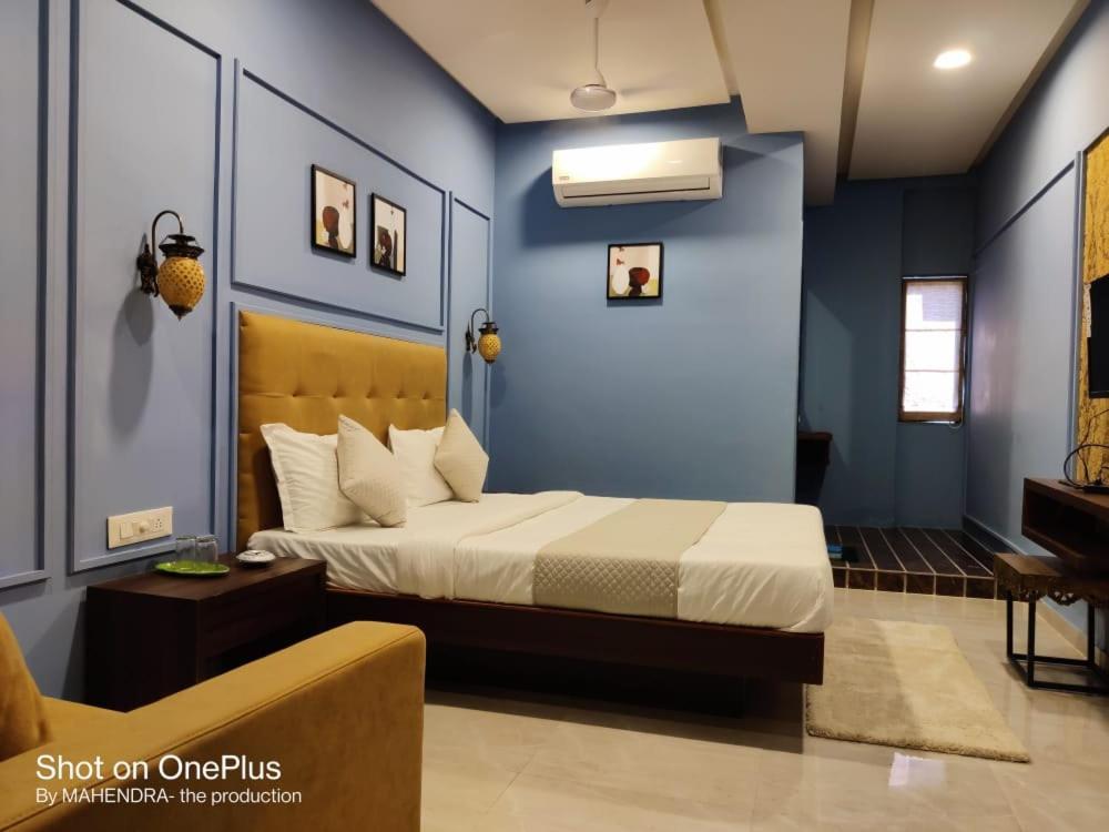 Hotel Radha Krishna Anand Bagian luar foto