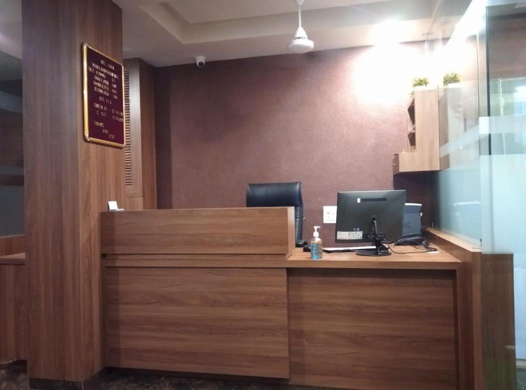 Hotel Radha Krishna Anand Bagian luar foto
