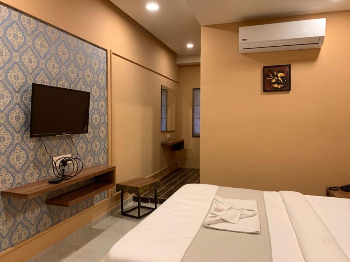 Hotel Radha Krishna Anand Bagian luar foto