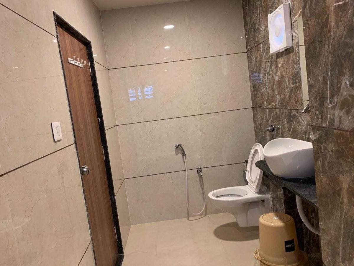 Hotel Radha Krishna Anand Bagian luar foto