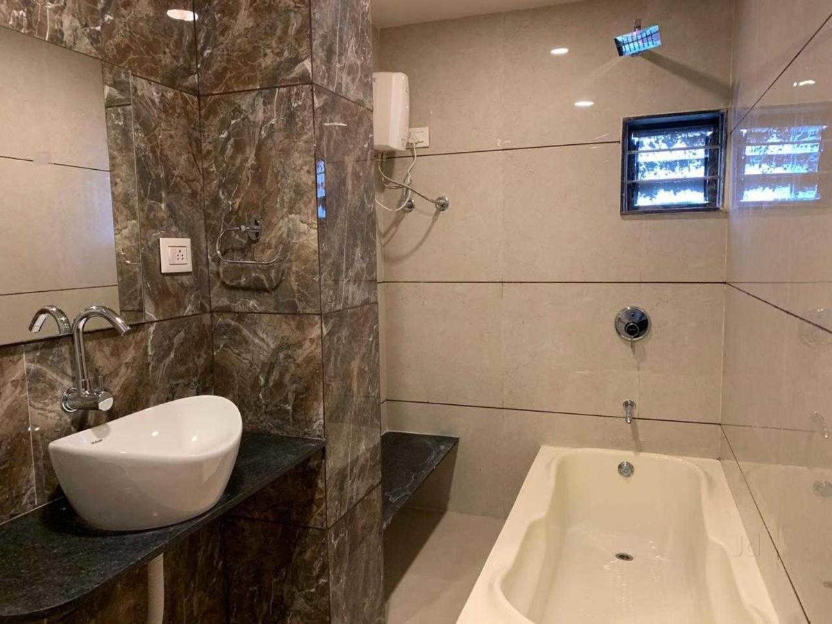 Hotel Radha Krishna Anand Bagian luar foto