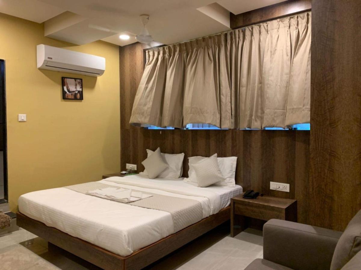 Hotel Radha Krishna Anand Bagian luar foto