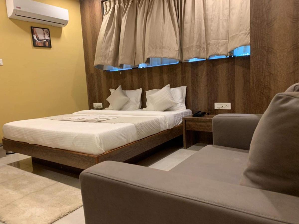 Hotel Radha Krishna Anand Bagian luar foto