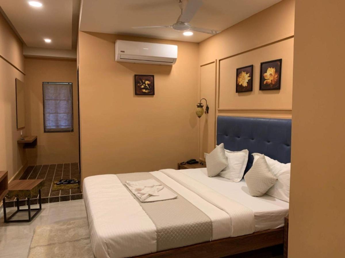Hotel Radha Krishna Anand Bagian luar foto