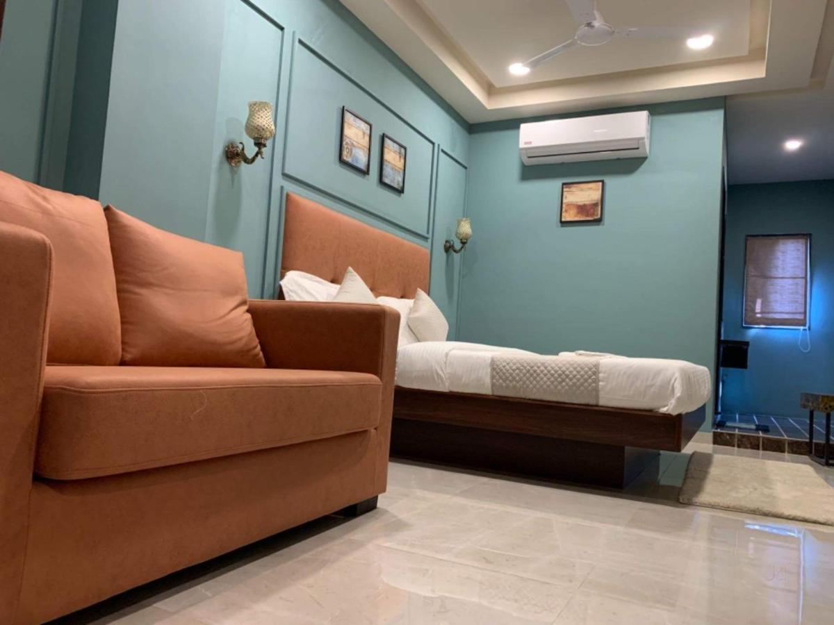 Hotel Radha Krishna Anand Bagian luar foto