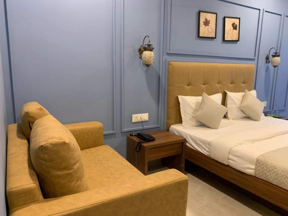 Hotel Radha Krishna Anand Bagian luar foto